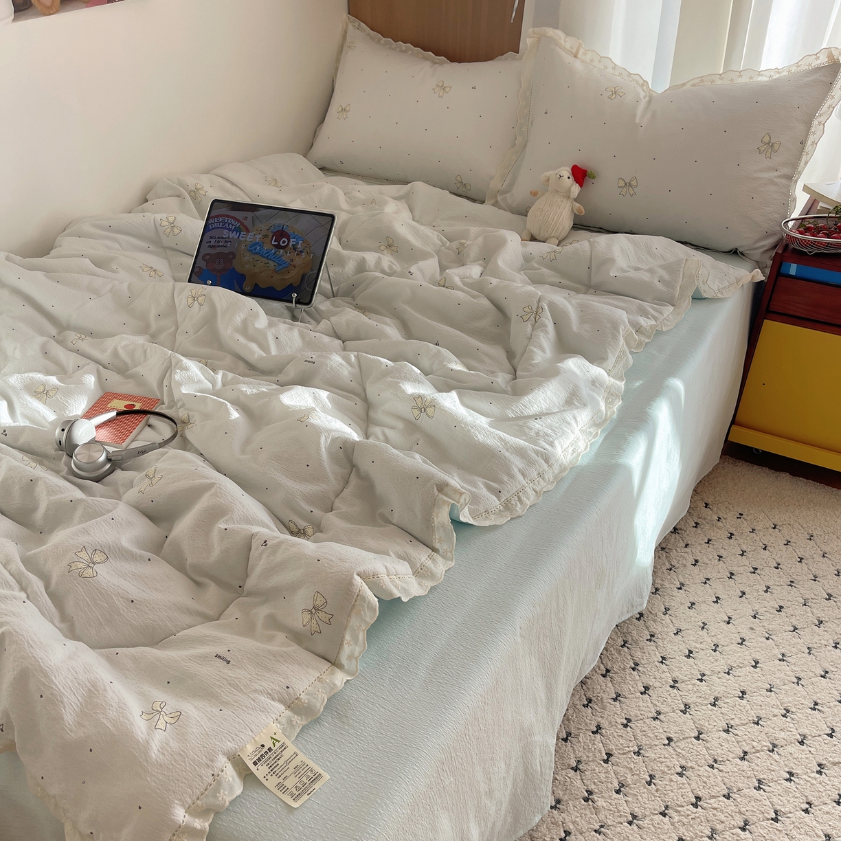 91家纺网 家纺一手货源 找家纺 宝士康家纺 2026新款10A抗菌提花色织花边单夏被/夏被四件套/空调被 波点结心