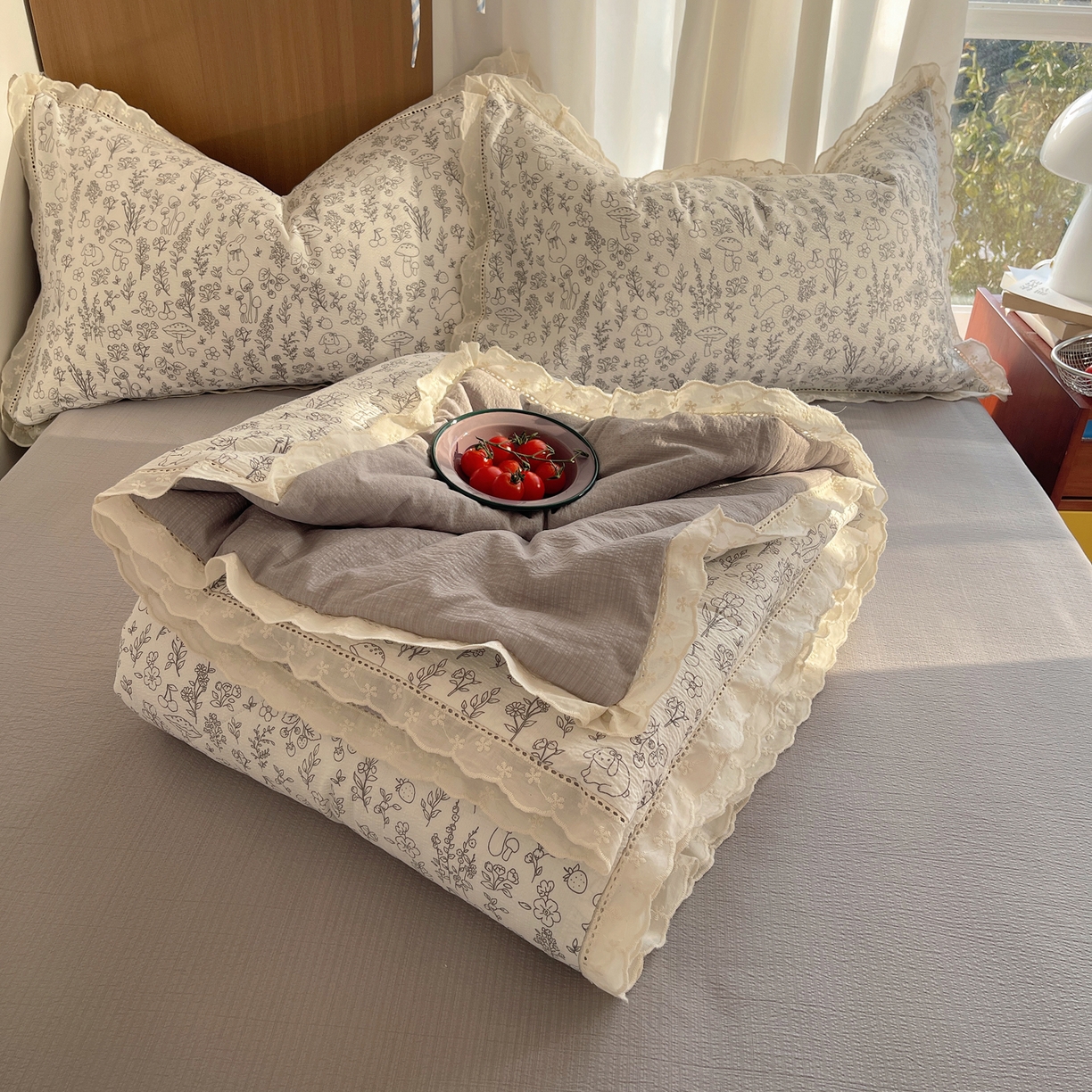 91家纺网 家纺一手货源 找家纺 宝士康家纺 2026新款10A抗菌提花色织花边单夏被/夏被四件套/空调被 草木灰序