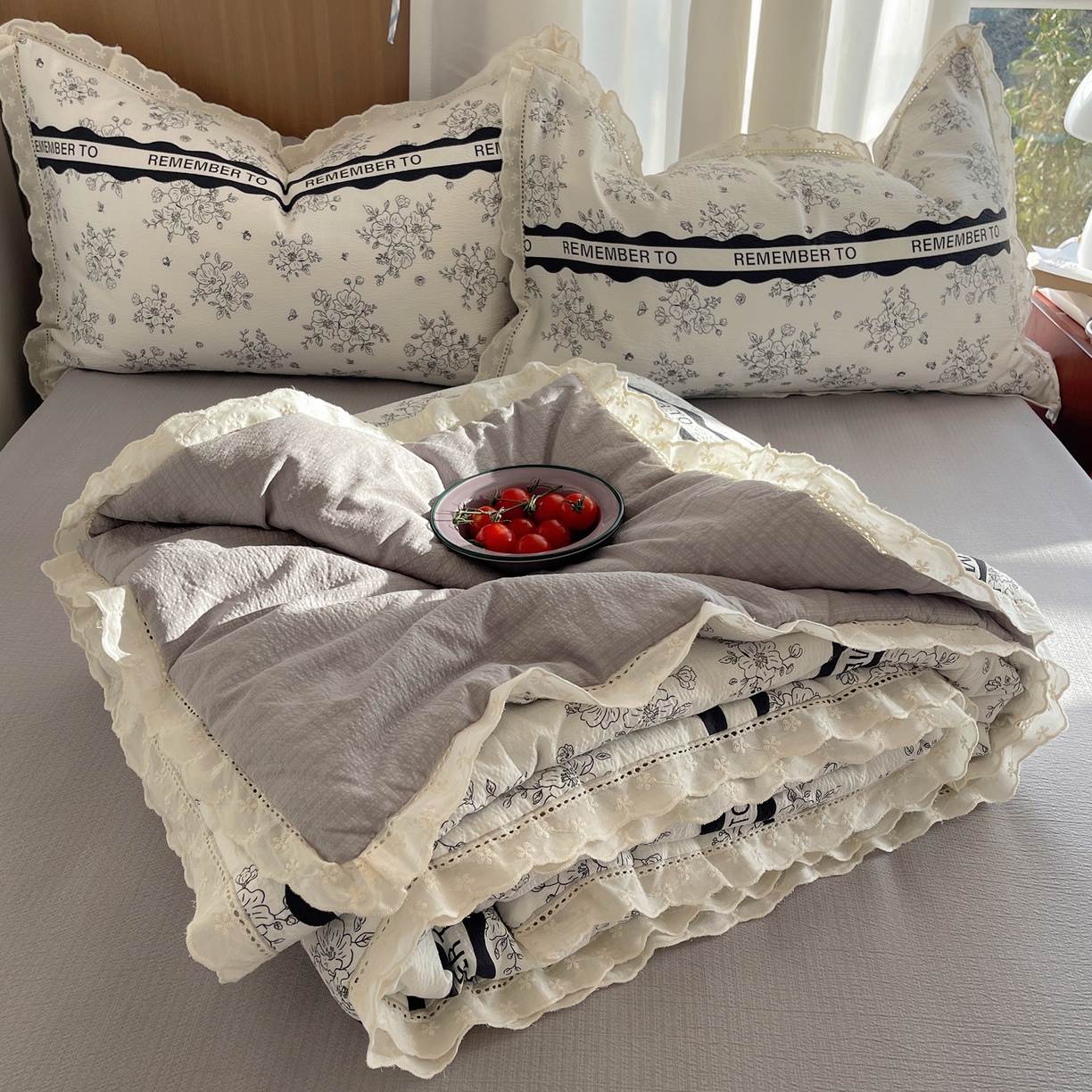 91家纺网 家纺一手货源 找家纺 宝士康家纺 2026新款10A抗菌提花色织花边单夏被/夏被四件套/空调被 墨序花