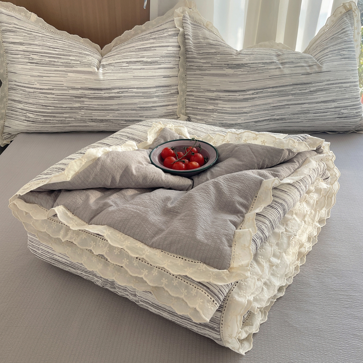 91家纺网 家纺一手货源 找家纺 宝士康家纺 2026新款10A抗菌提花色织花边单夏被/夏被四件套/空调被 素锦纹