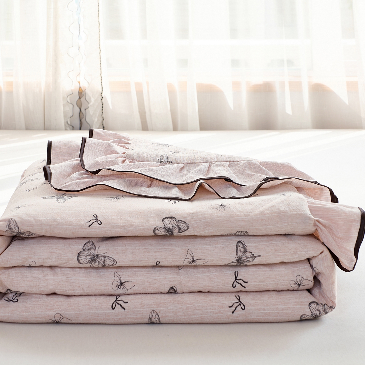 91家纺网 家纺一手货源 找家纺 宝士康家纺 2026新款10A抗菌提花色织花边单夏被/夏被四件套/空调被 粉屿蝶影