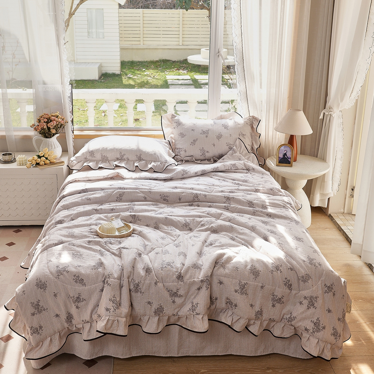 91家纺网 家纺一手货源 找家纺 宝士康家纺 2026新款10A抗菌提花色织花边单夏被/夏被四件套/空调被 灰调玫瑰