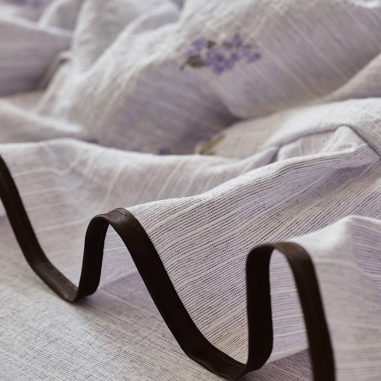 91家纺网 家纺一手货源 找家纺 宝士康家纺 2026新款10A抗菌提花色织花边单夏被/夏被四件套/空调被 紫穗