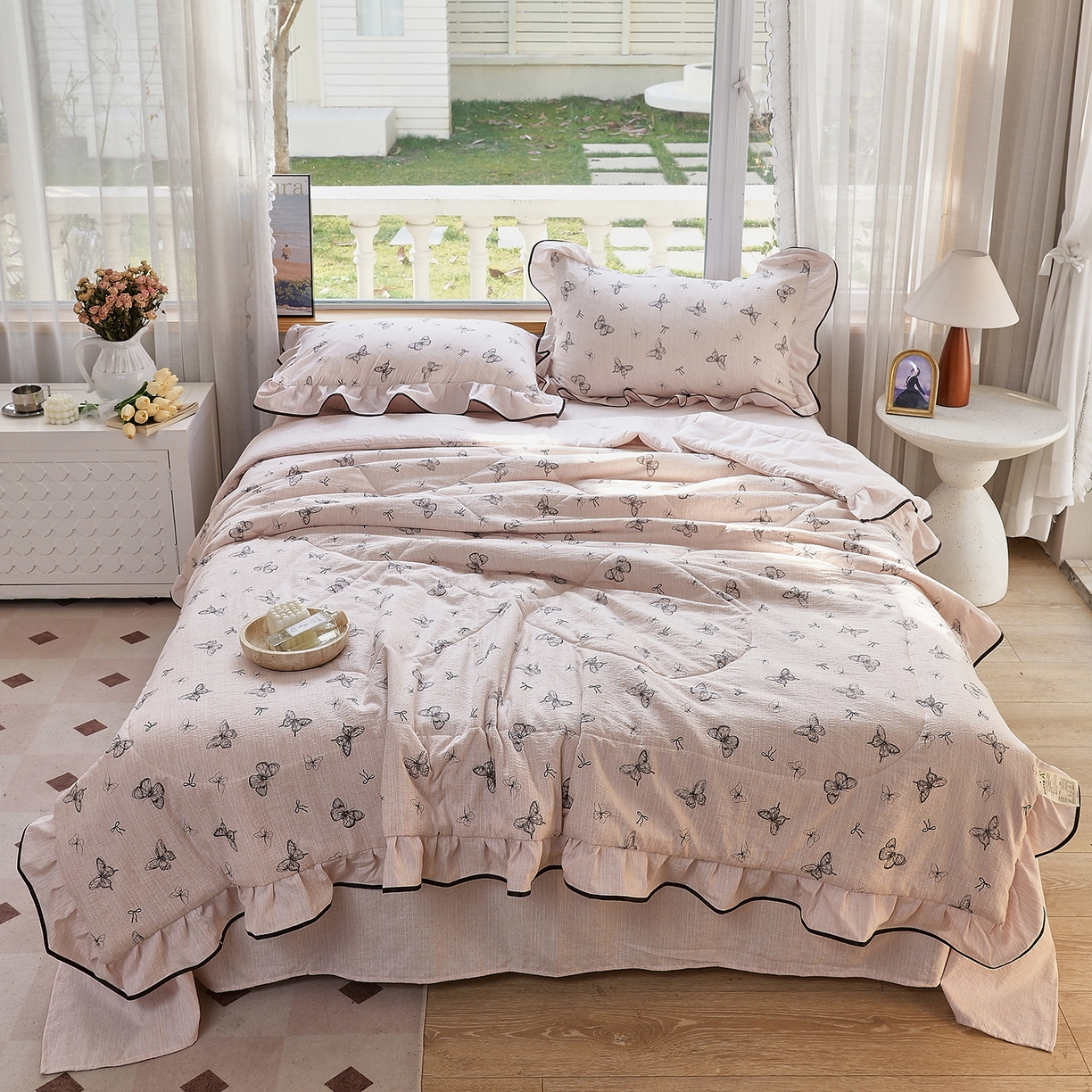 91家纺网 家纺一手货源 找家纺 宝士康家纺 2026新款10A抗菌提花色织花边单夏被/夏被四件套/空调被 粉屿蝶影