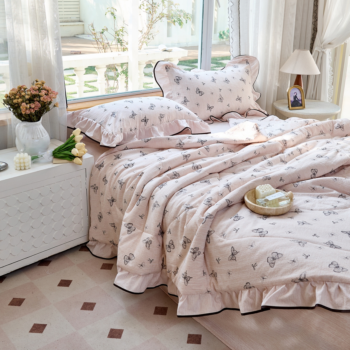 91家纺网 家纺一手货源 找家纺 宝士康家纺 2026新款10A抗菌提花色织花边单夏被/夏被四件套/空调被 粉屿蝶影