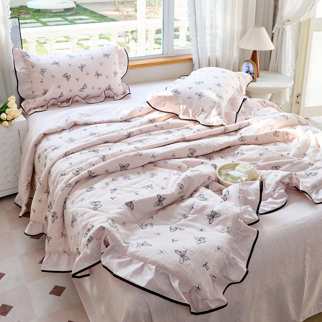 91家纺网 家纺一手货源 找家纺 宝士康家纺 2026新款10A抗菌提花色织花边单夏被/夏被四件套/空调被 粉屿蝶影