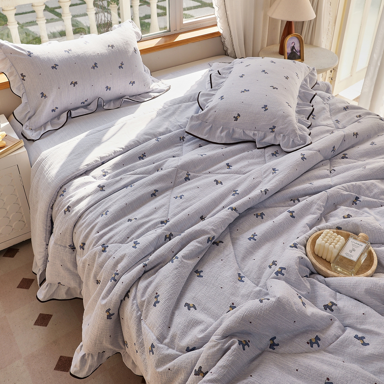 91家纺网 家纺一手货源 找家纺 宝士康家纺 2026新款10A抗菌提花色织花边单夏被/夏被四件套/空调被 蓝驹小趣