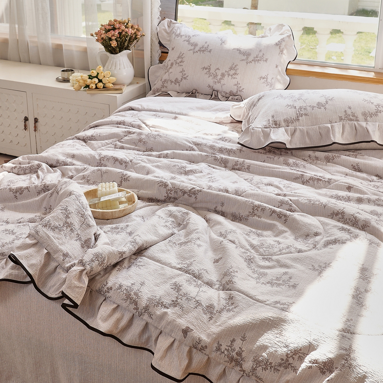 91家纺网 家纺一手货源 找家纺 宝士康家纺 2026新款10A抗菌提花色织花边单夏被/夏被四件套/空调被 灰枝谍影