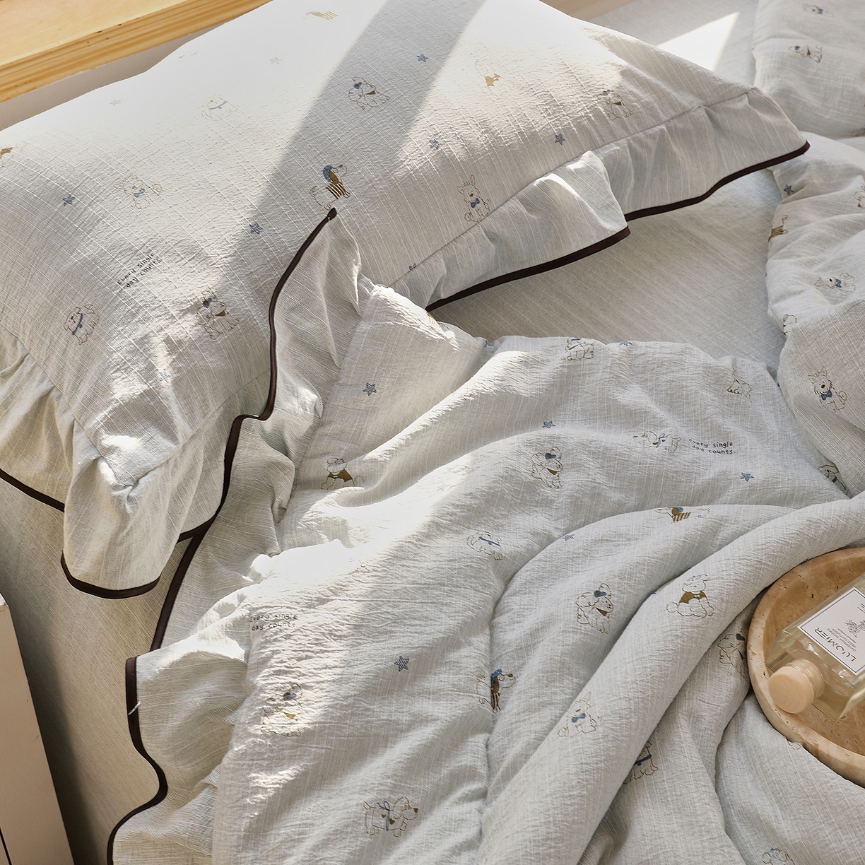 91家纺网 家纺一手货源 找家纺 宝士康家纺 2026新款10A抗菌提花色织花边单夏被/夏被四件套/空调被 星梦小狗