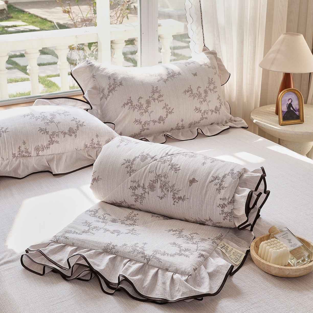 91家纺网 家纺一手货源 找家纺 宝士康家纺 2026新款10A抗菌提花色织花边单夏被/夏被四件套/空调被 灰枝谍影