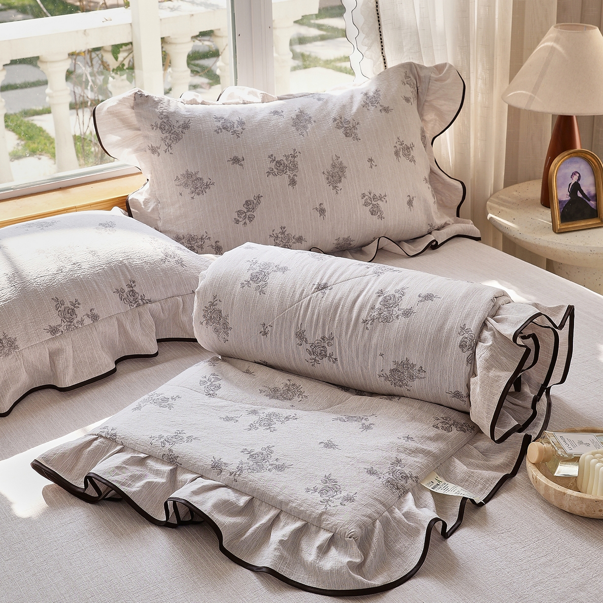 91家纺网 家纺一手货源 找家纺 宝士康家纺 2026新款10A抗菌提花色织花边单夏被/夏被四件套/空调被 灰调玫瑰