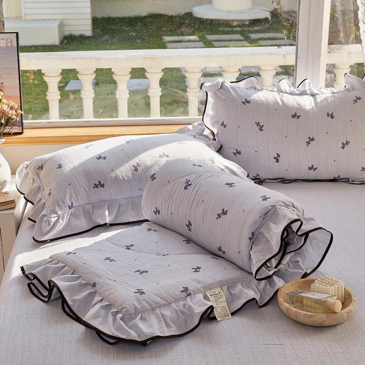 91家纺网 家纺一手货源 找家纺 宝士康家纺 2026新款10A抗菌提花色织花边单夏被/夏被四件套/空调被 蓝驹小趣