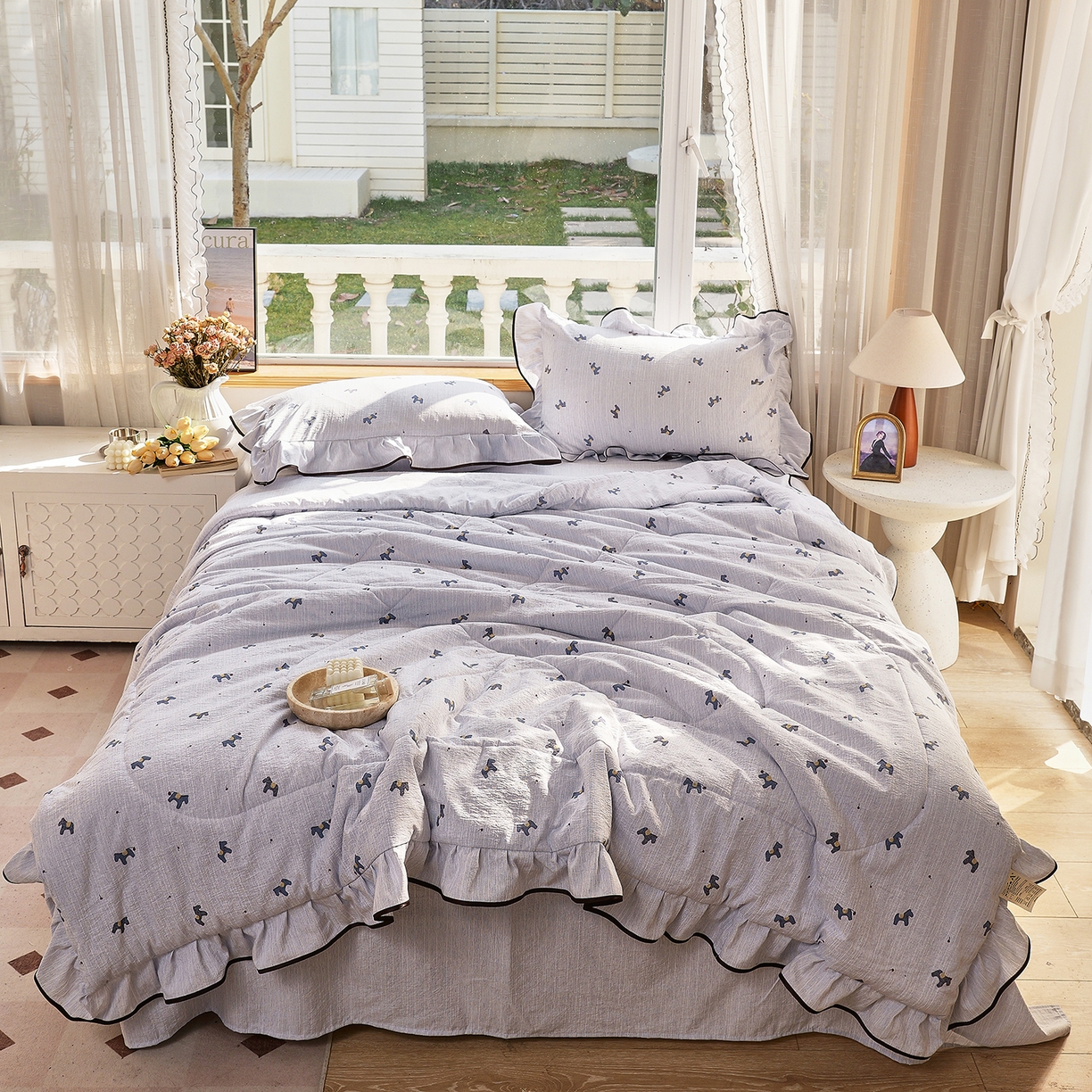 91家纺网 家纺一手货源 找家纺 宝士康家纺 2026新款10A抗菌提花色织花边单夏被/夏被四件套/空调被 蓝驹小趣