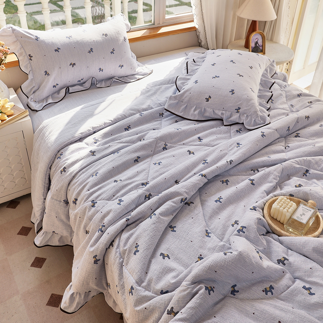 91家纺网 家纺一手货源 找家纺 宝士康家纺 2026新款10A抗菌提花色织花边单夏被/夏被四件套/空调被 蓝驹小趣