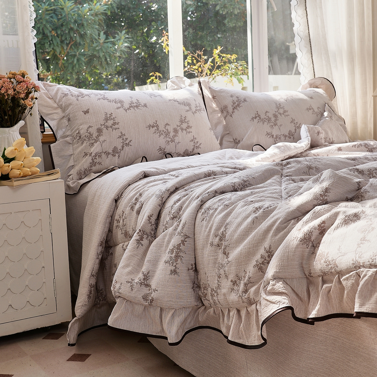 91家纺网 家纺一手货源 找家纺 宝士康家纺 2026新款10A抗菌提花色织花边单夏被/夏被四件套/空调被 灰枝谍影