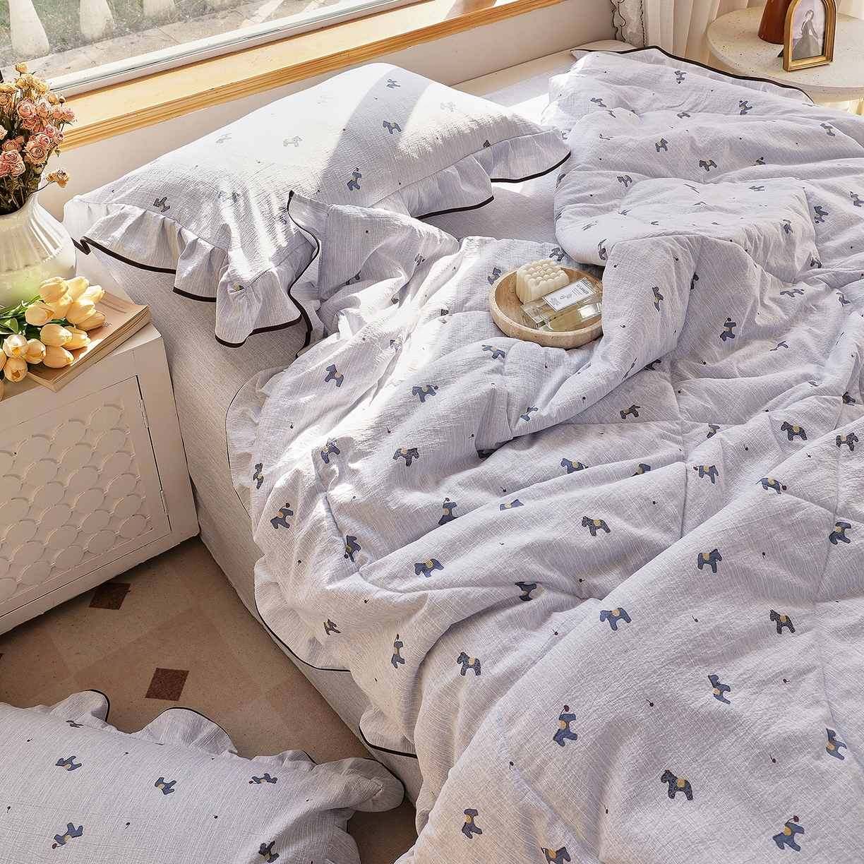 91家纺网 家纺一手货源 找家纺 宝士康家纺 2026新款10A抗菌提花色织花边单夏被/夏被四件套/空调被 蓝驹小趣