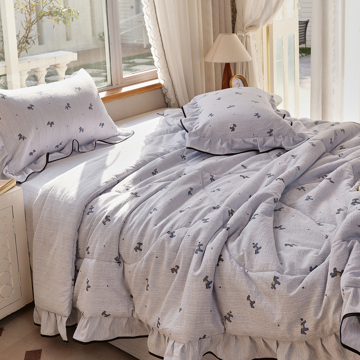 91家纺网 家纺一手货源 找家纺 宝士康家纺 2026新款10A抗菌提花色织花边单夏被/夏被四件套/空调被 蓝驹小趣