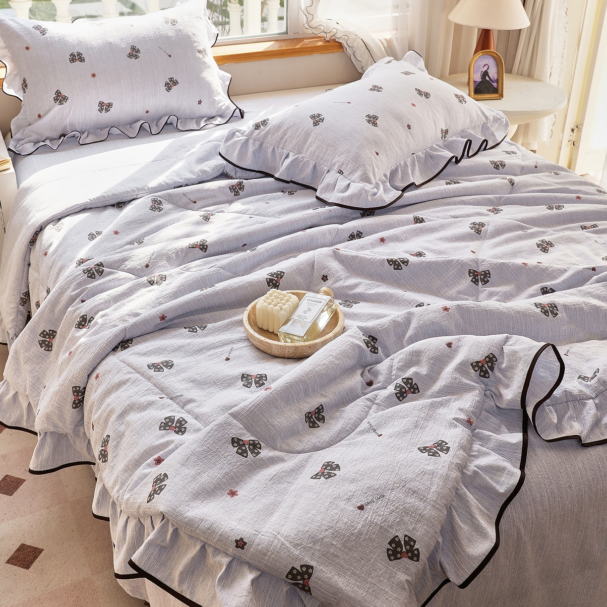 91家纺网 家纺一手货源 找家纺 宝士康家纺 2026新款10A抗菌提花色织花边单夏被/夏被四件套/空调被 星语心结