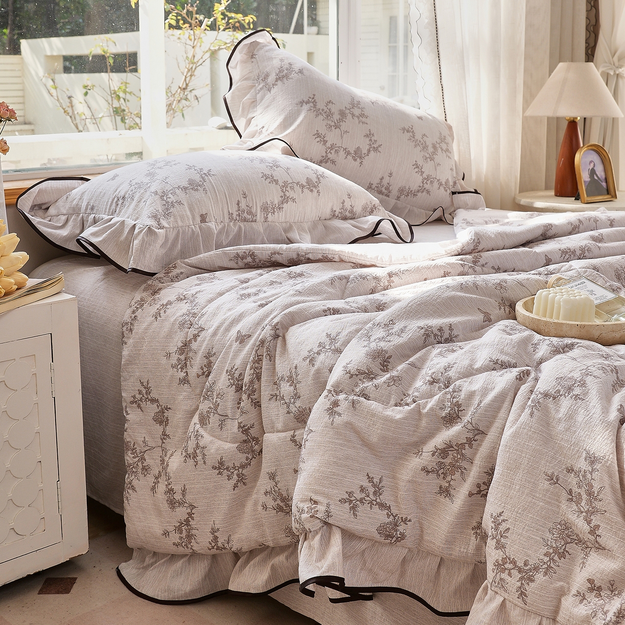 91家纺网 家纺一手货源 找家纺 宝士康家纺 2026新款10A抗菌提花色织花边单夏被/夏被四件套/空调被 灰枝谍影