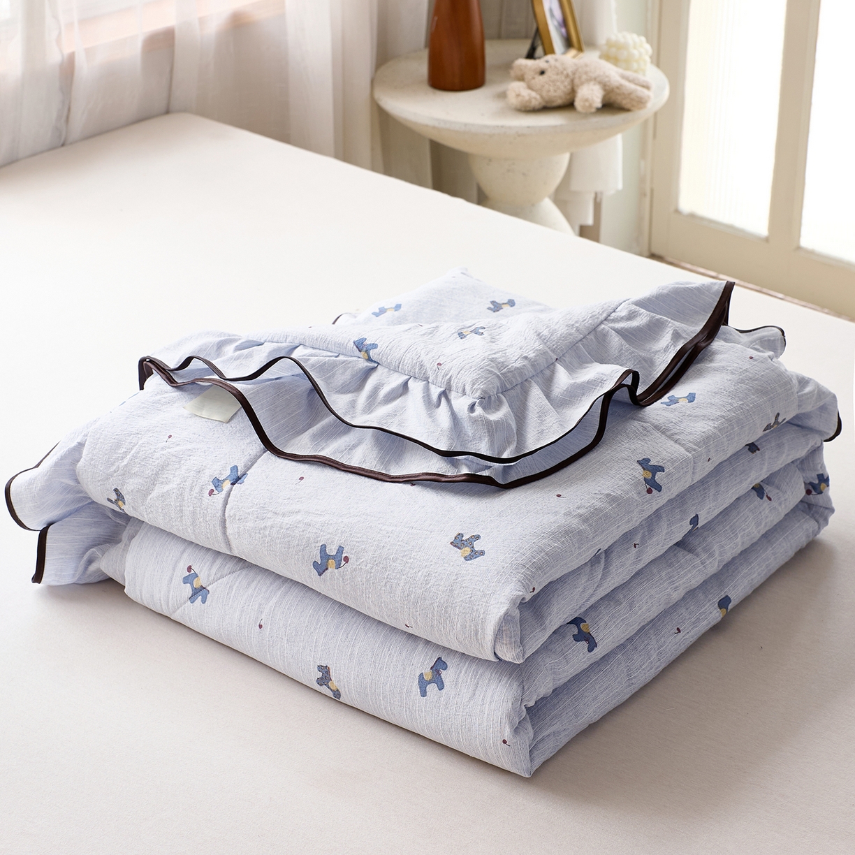 91家纺网 家纺一手货源 找家纺 宝士康家纺 2026新款10A抗菌提花色织花边单夏被/夏被四件套/空调被 蓝驹小趣