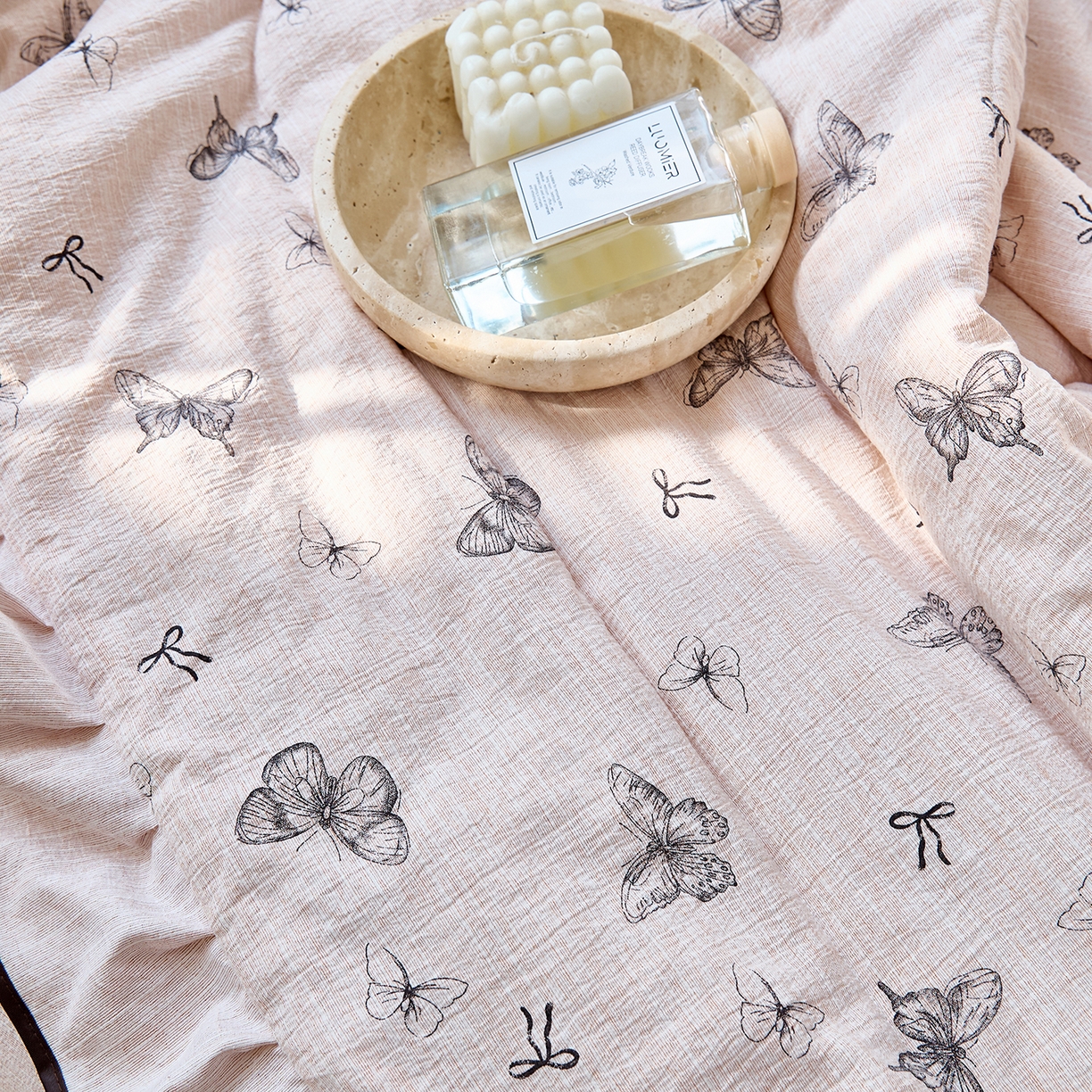 91家纺网 家纺一手货源 找家纺 宝士康家纺 2026新款10A抗菌提花色织花边单夏被/夏被四件套/空调被 粉屿蝶影