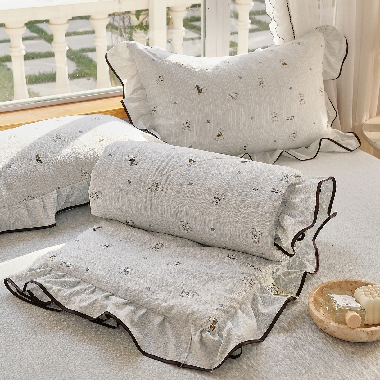 91家纺网 家纺一手货源 找家纺 宝士康家纺 2026新款10A抗菌提花色织花边单夏被/夏被四件套/空调被 星梦小狗