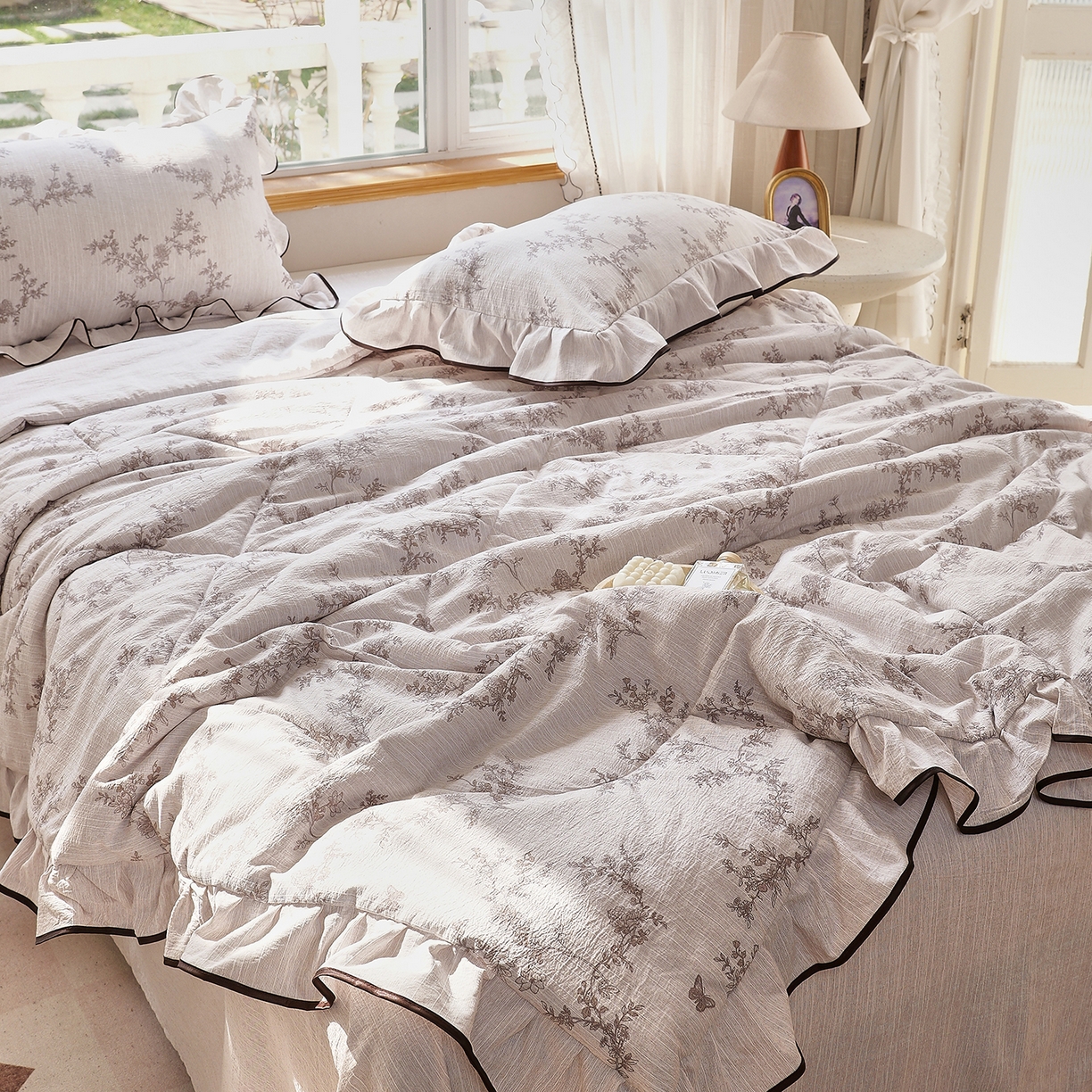 91家纺网 家纺一手货源 找家纺 宝士康家纺 2026新款10A抗菌提花色织花边单夏被/夏被四件套/空调被 灰枝谍影