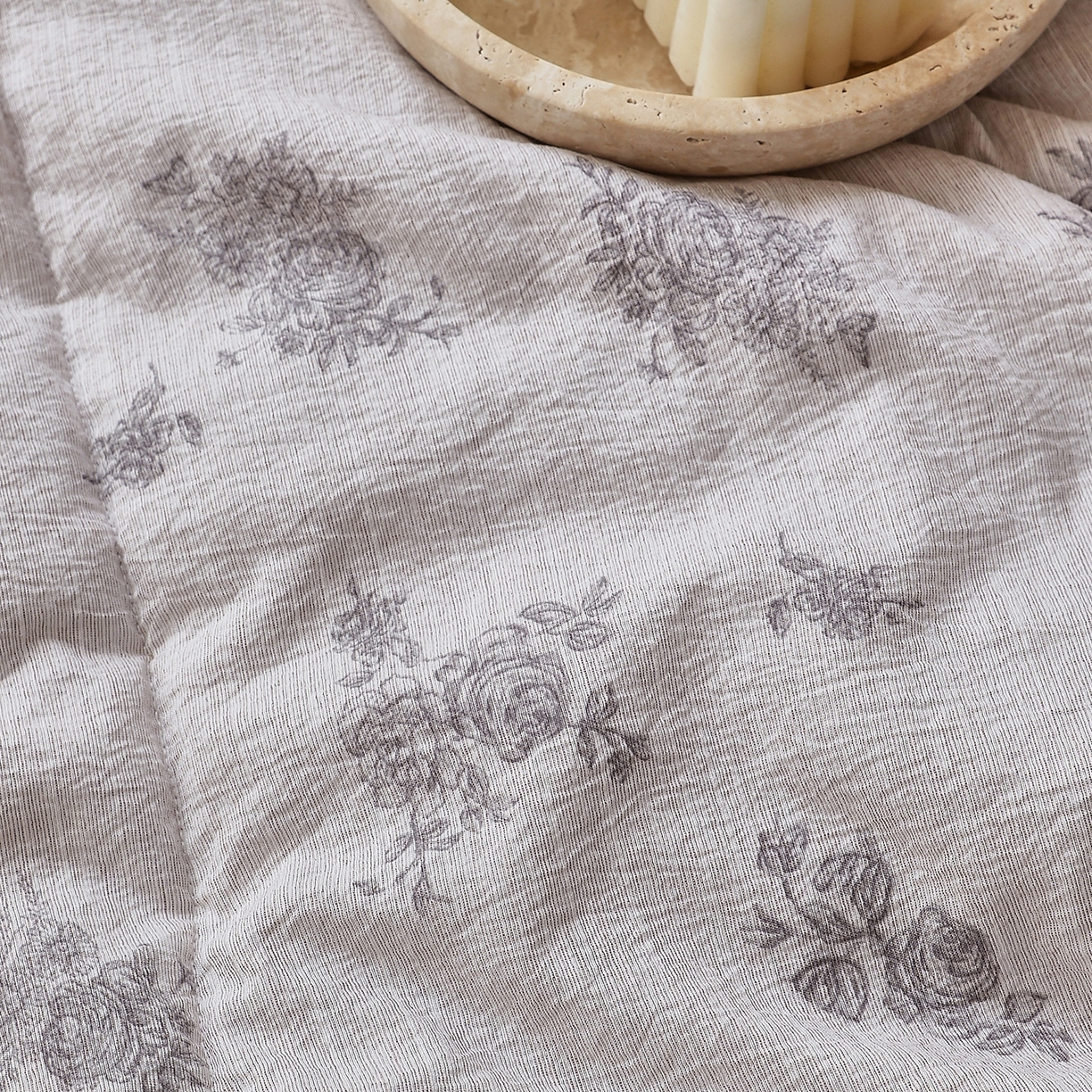 91家纺网 家纺一手货源 找家纺 宝士康家纺 2026新款10A抗菌提花色织花边单夏被/夏被四件套/空调被 灰调玫瑰