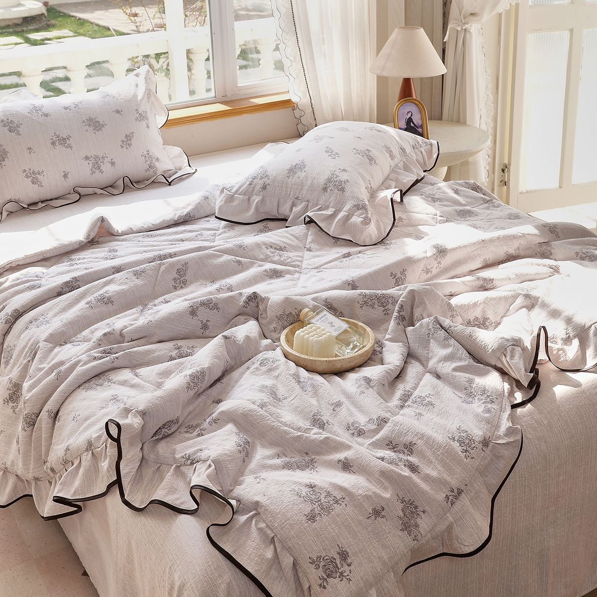 91家纺网 家纺一手货源 找家纺 宝士康家纺 2026新款10A抗菌提花色织花边单夏被/夏被四件套/空调被 灰调玫瑰