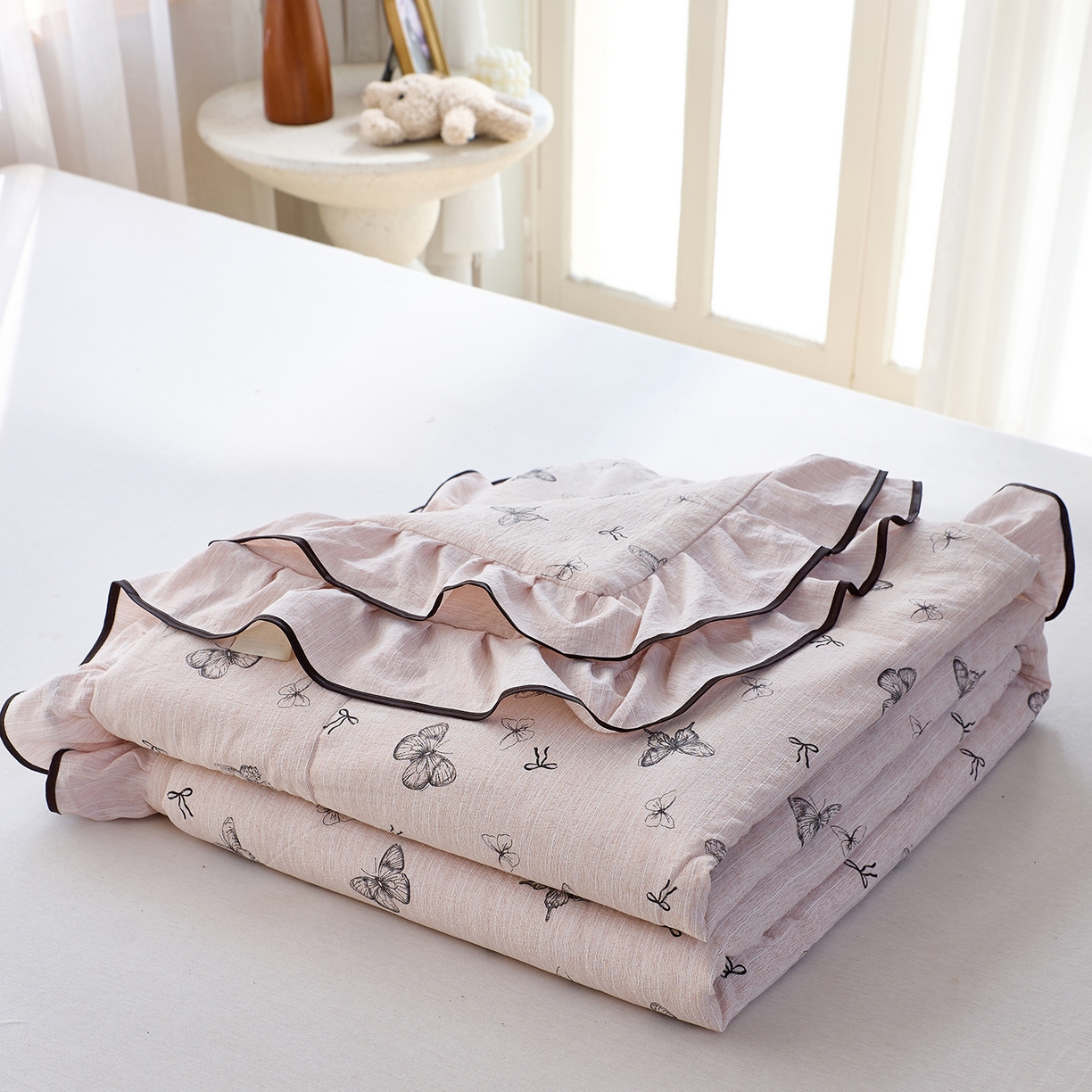 91家纺网 家纺一手货源 找家纺 宝士康家纺 2026新款10A抗菌提花色织花边单夏被/夏被四件套/空调被 粉屿蝶影