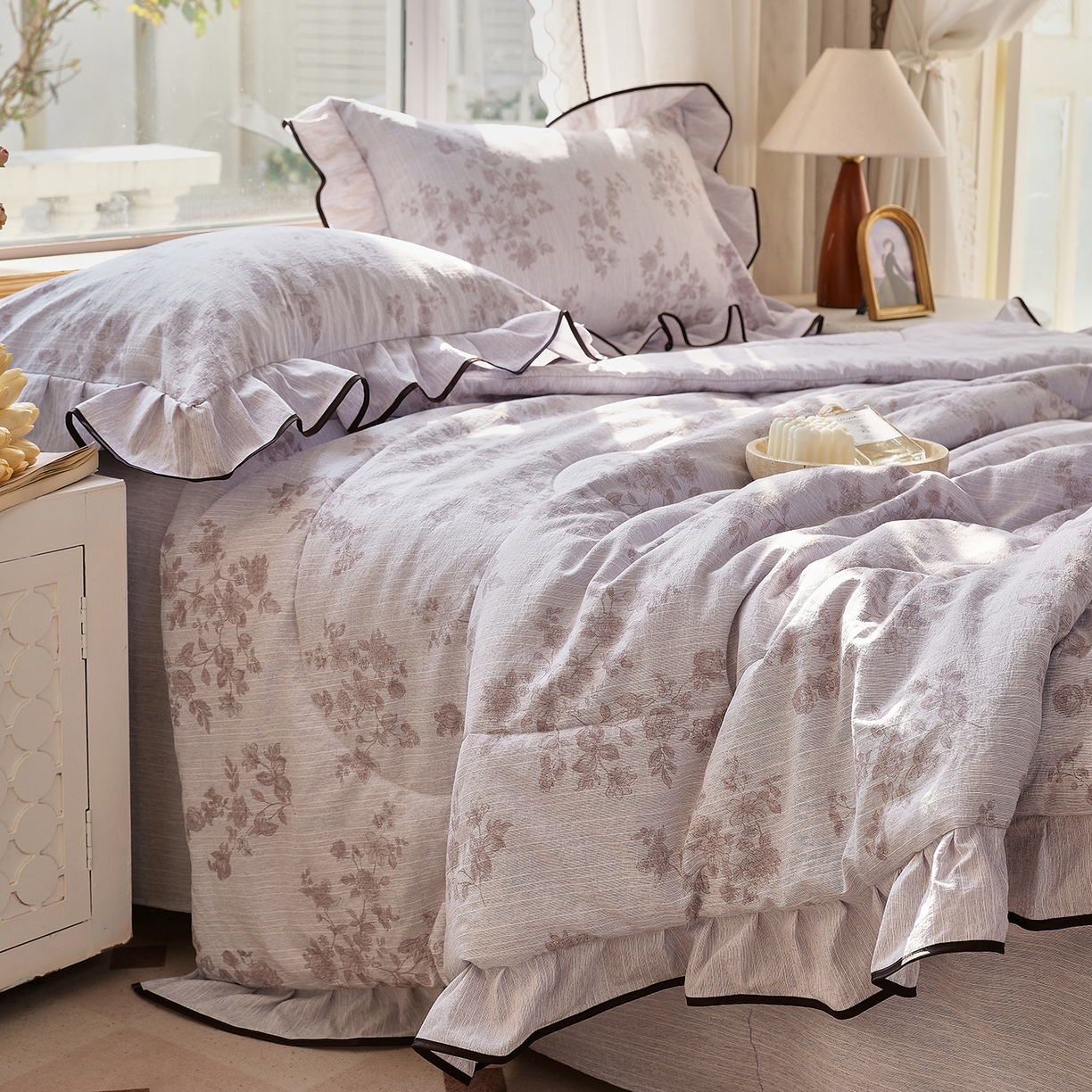 91家纺网 家纺一手货源 找家纺 宝士康家纺 2026新款10A抗菌提花色织花边单夏被/夏被四件套/空调被 粉樱浅眠