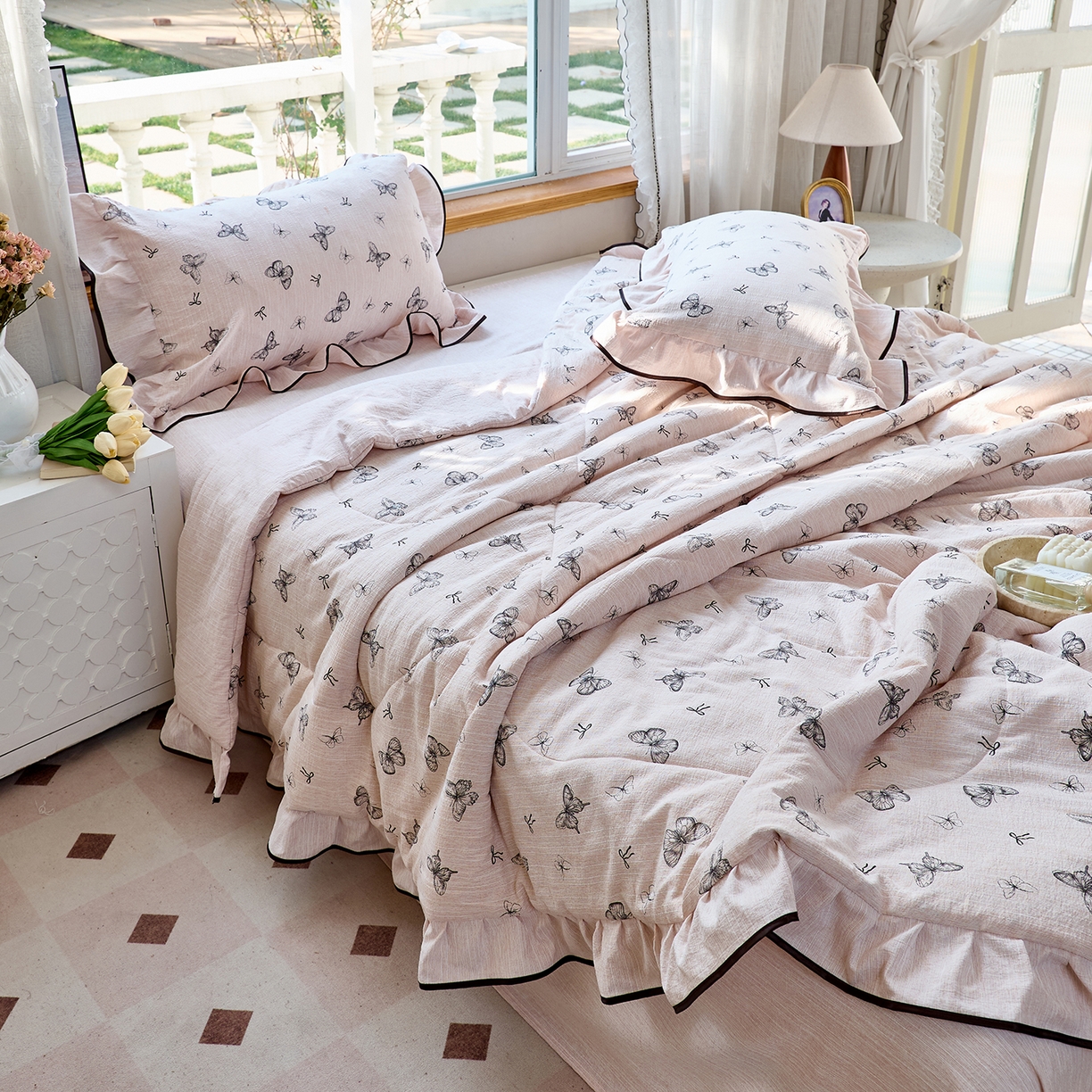 91家纺网 家纺一手货源 找家纺 宝士康家纺 2026新款10A抗菌提花色织花边单夏被/夏被四件套/空调被 粉屿蝶影