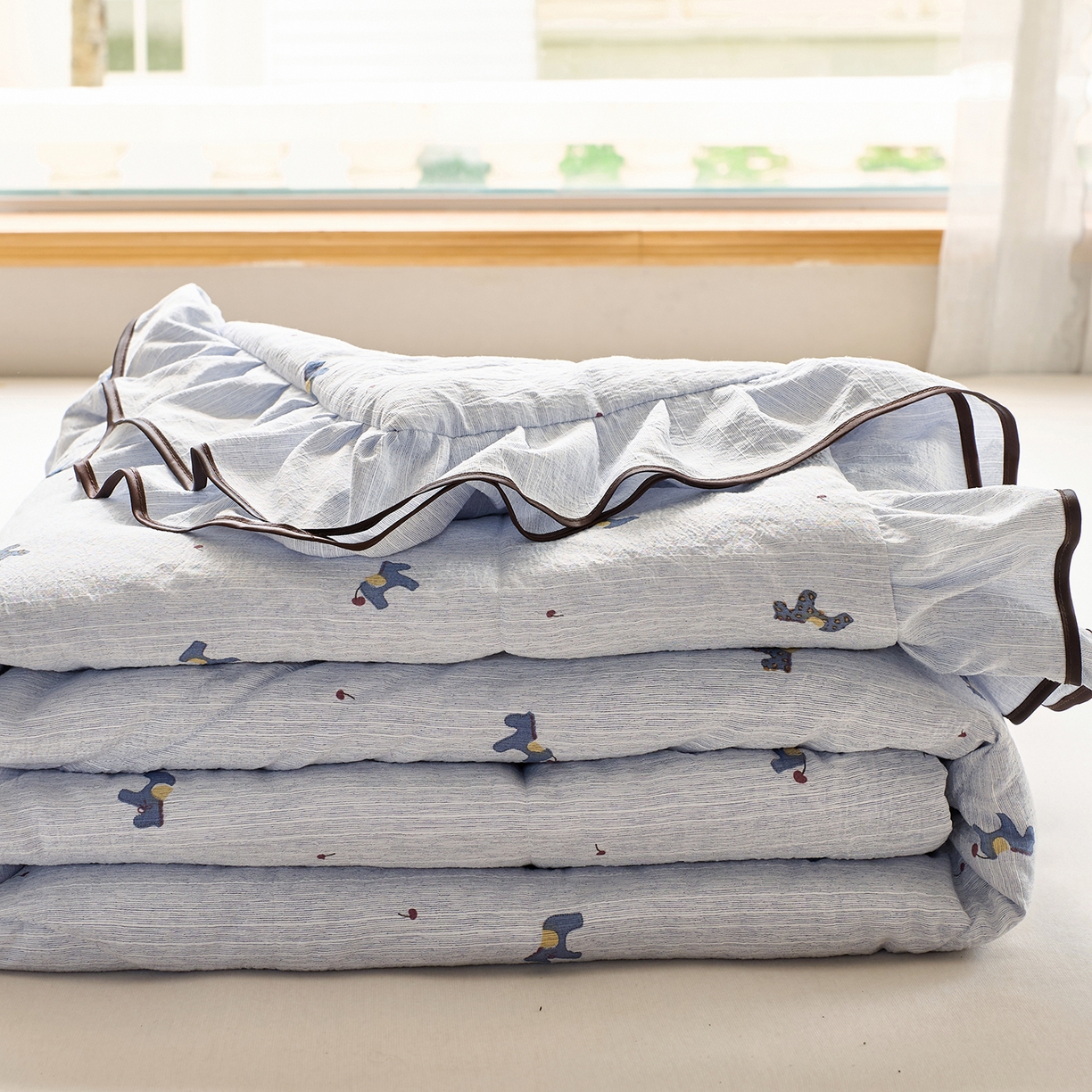 91家纺网 家纺一手货源 找家纺 宝士康家纺 2026新款10A抗菌提花色织花边单夏被/夏被四件套/空调被 蓝驹小趣