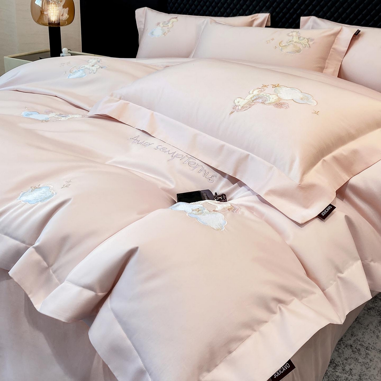 91家纺网 家纺一手货源 找家纺 春夏新品A类长绒棉纯棉四件套100全棉重工刺绣被套床单床笠纯色高端轻奢床上用品 城堡小马-颜粉