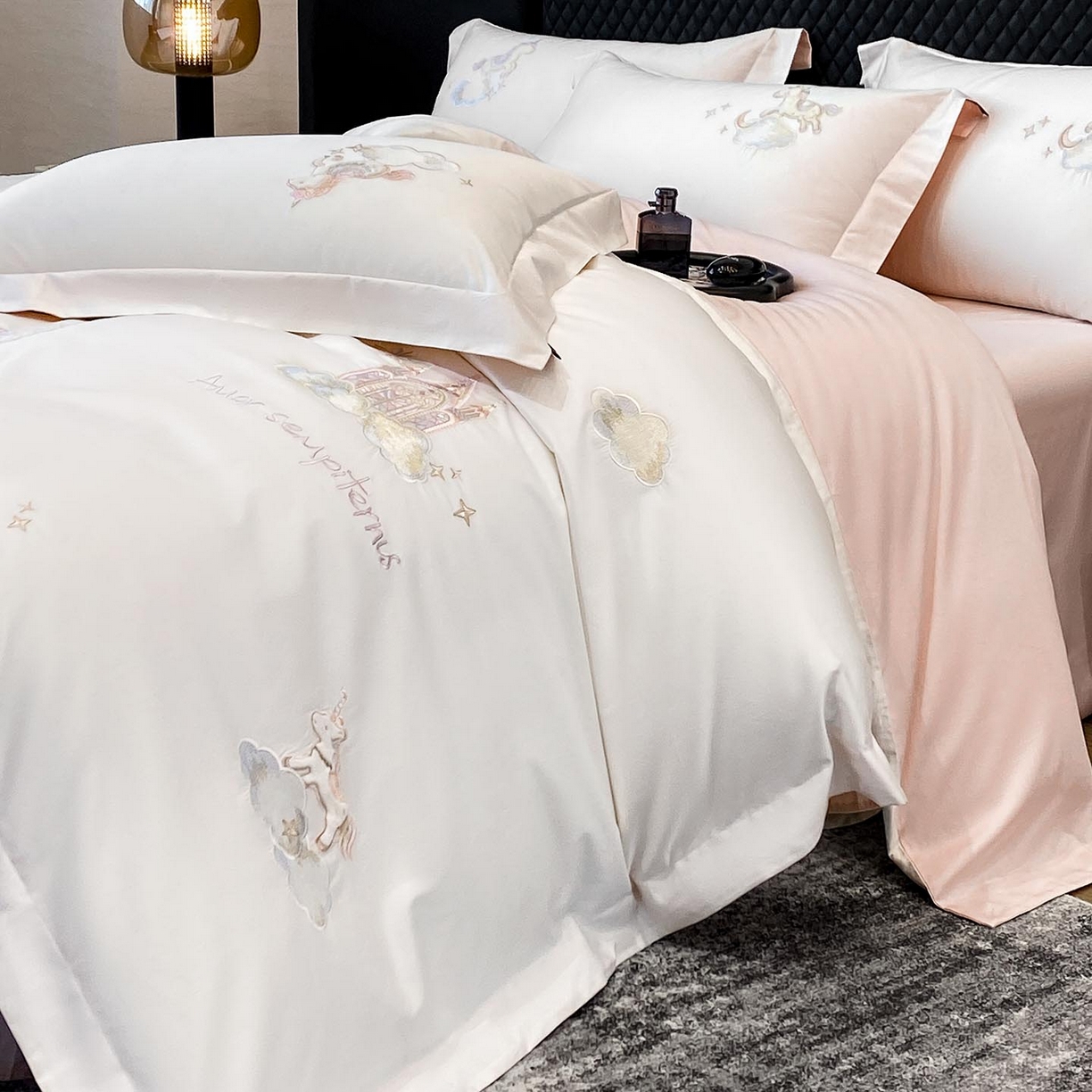 91家纺网 家纺一手货源 找家纺 春夏新品A类长绒棉纯棉四件套100全棉重工刺绣被套床单床笠纯色高端轻奢床上用品 城堡小马-奶白