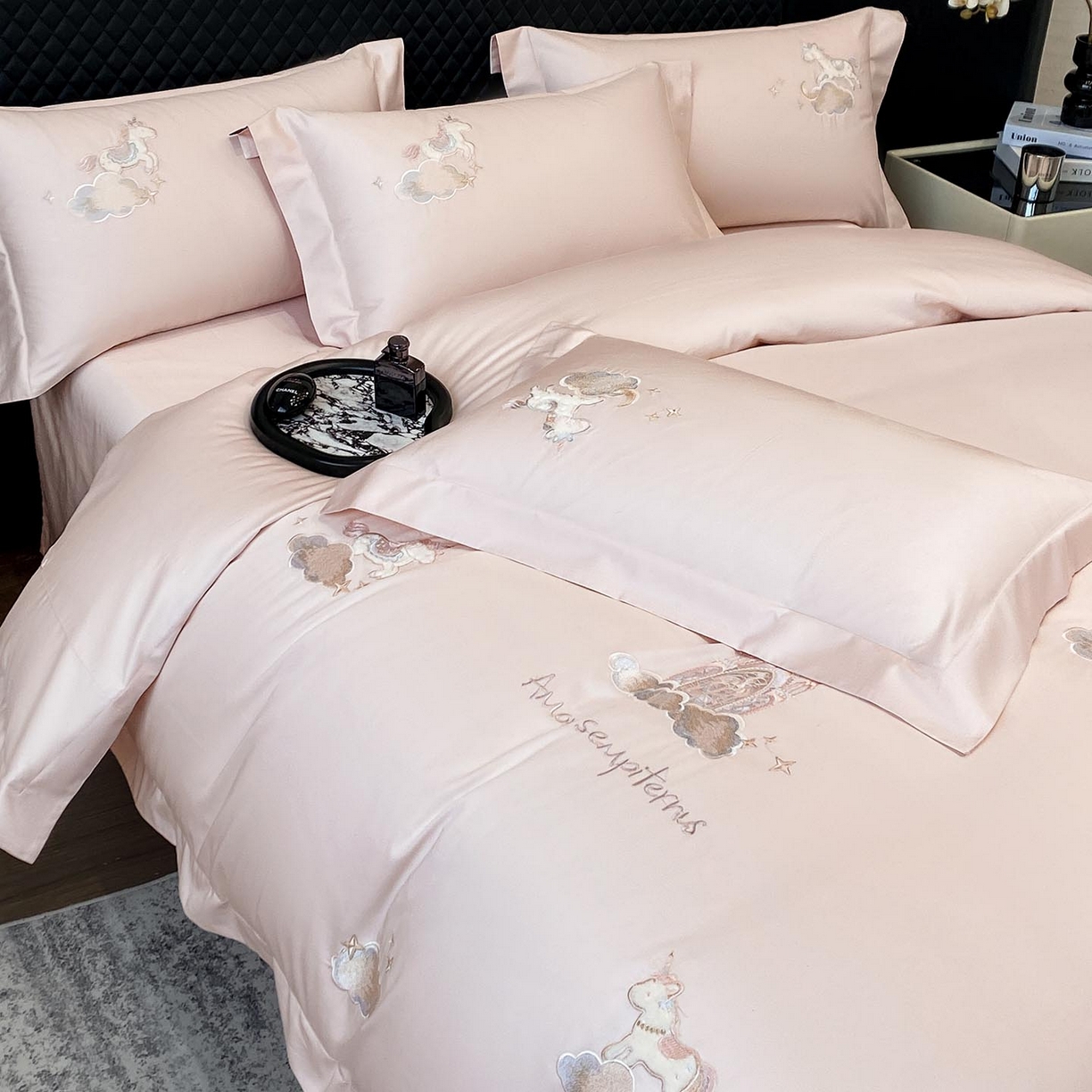 91家纺网 家纺一手货源 找家纺 春夏新品A类长绒棉纯棉四件套100全棉重工刺绣被套床单床笠纯色高端轻奢床上用品 城堡小马-颜粉