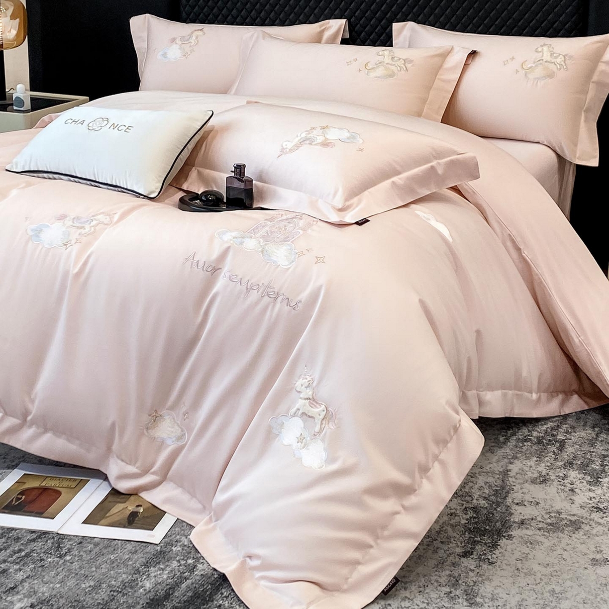 91家纺网 家纺一手货源 找家纺 春夏新品A类长绒棉纯棉四件套100全棉重工刺绣被套床单床笠纯色高端轻奢床上用品 城堡小马-颜粉