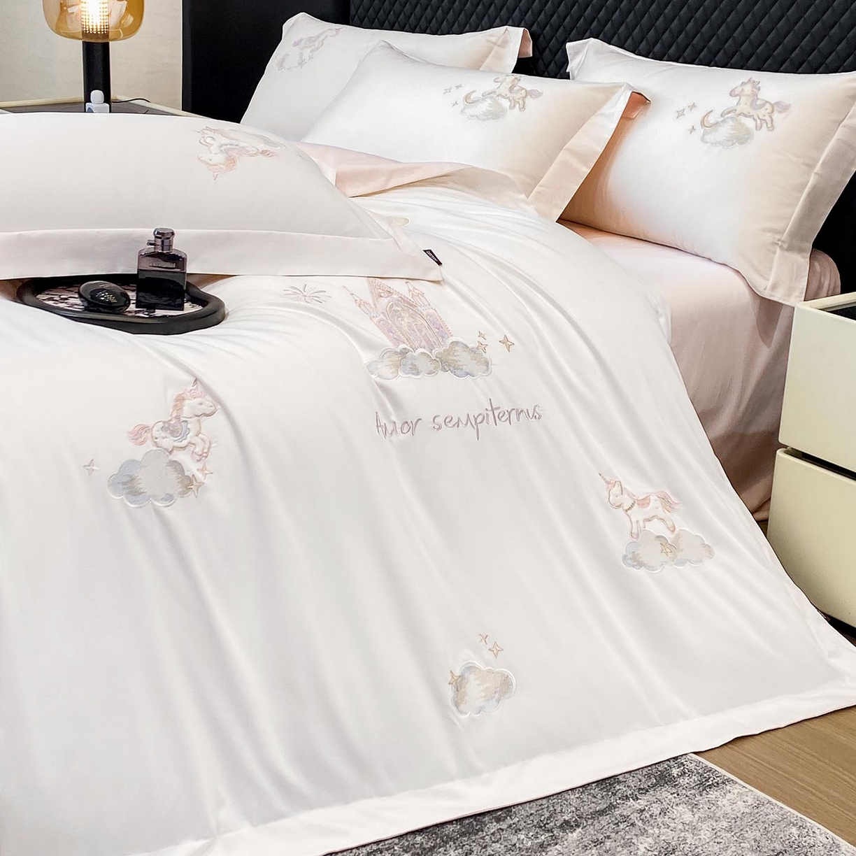 91家纺网 家纺一手货源 找家纺 春夏新品A类长绒棉纯棉四件套100全棉重工刺绣被套床单床笠纯色高端轻奢床上用品 城堡小马-奶白