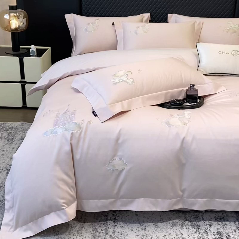 91家纺网 家纺一手货源 找家纺 春夏新品A类长绒棉纯棉四件套100全棉重工刺绣被套床单床笠纯色高端轻奢床上用品 城堡小马-颜粉