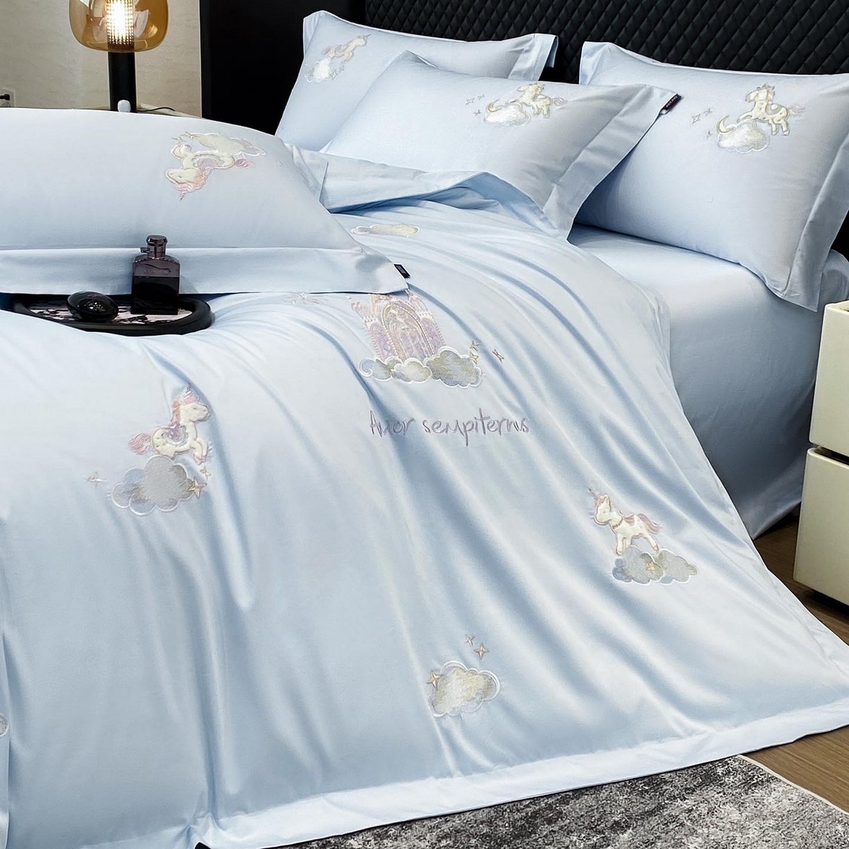 91家纺网 家纺一手货源 找家纺 春夏新品A类长绒棉纯棉四件套100全棉重工刺绣被套床单床笠纯色高端轻奢床上用品 城堡小马-慕蓝