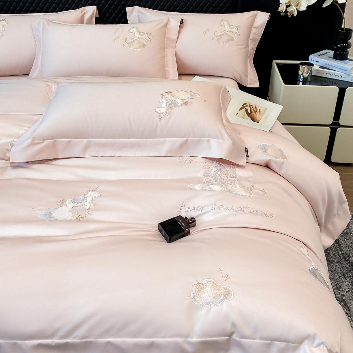 91家纺网 家纺一手货源 找家纺 春夏新品A类长绒棉纯棉四件套100全棉重工刺绣被套床单床笠纯色高端轻奢床上用品 城堡小马-颜粉