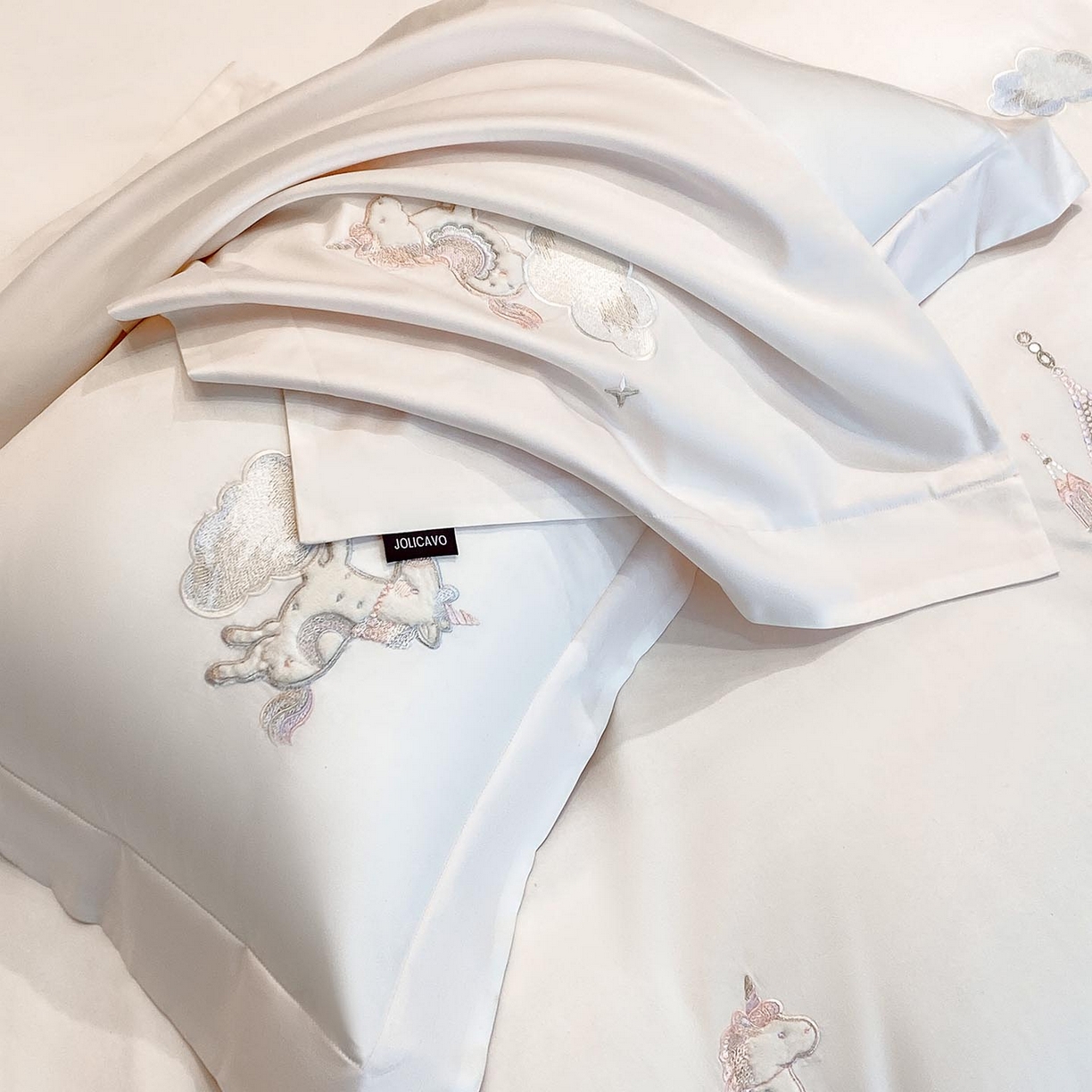 91家纺网 家纺一手货源 找家纺 春夏新品A类长绒棉纯棉四件套100全棉重工刺绣被套床单床笠纯色高端轻奢床上用品 城堡小马-奶白