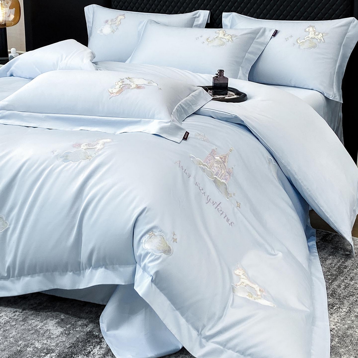 91家纺网 家纺一手货源 找家纺 春夏新品A类长绒棉纯棉四件套100全棉重工刺绣被套床单床笠纯色高端轻奢床上用品 城堡小马-慕蓝