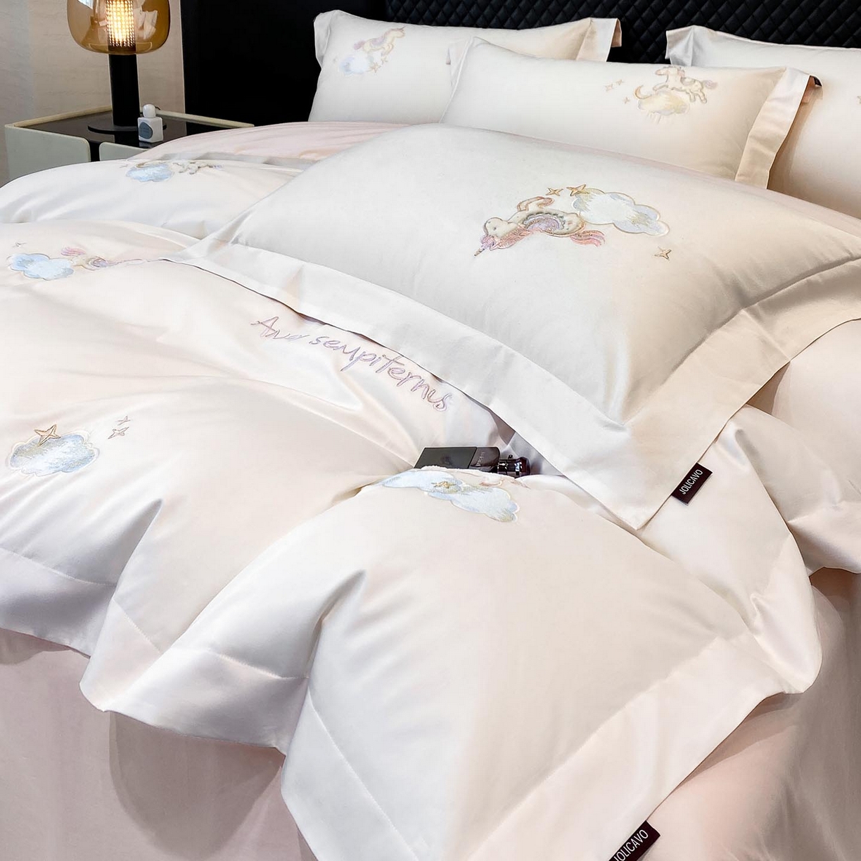 91家纺网 家纺一手货源 找家纺 春夏新品A类长绒棉纯棉四件套100全棉重工刺绣被套床单床笠纯色高端轻奢床上用品 城堡小马-奶白