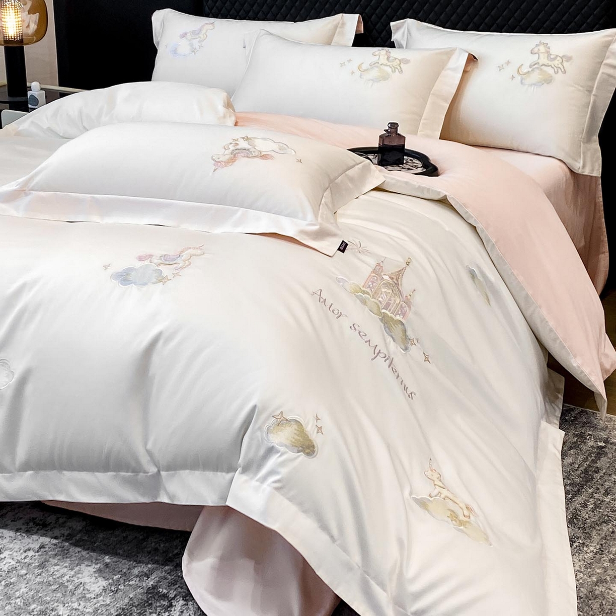 91家纺网 家纺一手货源 找家纺 春夏新品A类长绒棉纯棉四件套100全棉重工刺绣被套床单床笠纯色高端轻奢床上用品 城堡小马-奶白