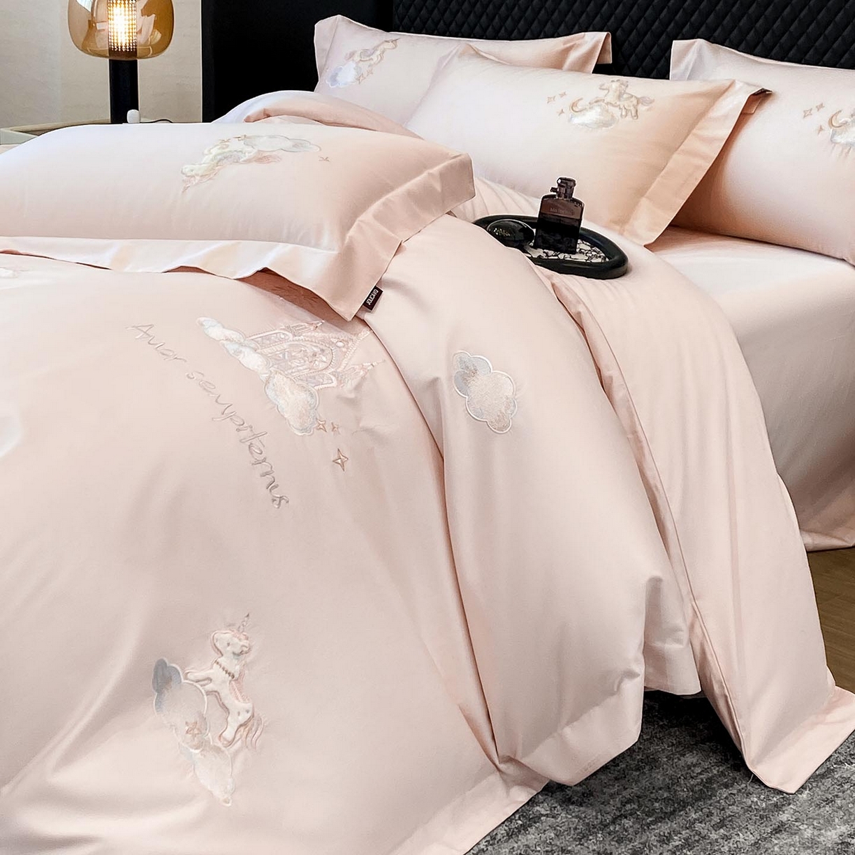 91家纺网 家纺一手货源 找家纺 春夏新品A类长绒棉纯棉四件套100全棉重工刺绣被套床单床笠纯色高端轻奢床上用品 城堡小马-颜粉