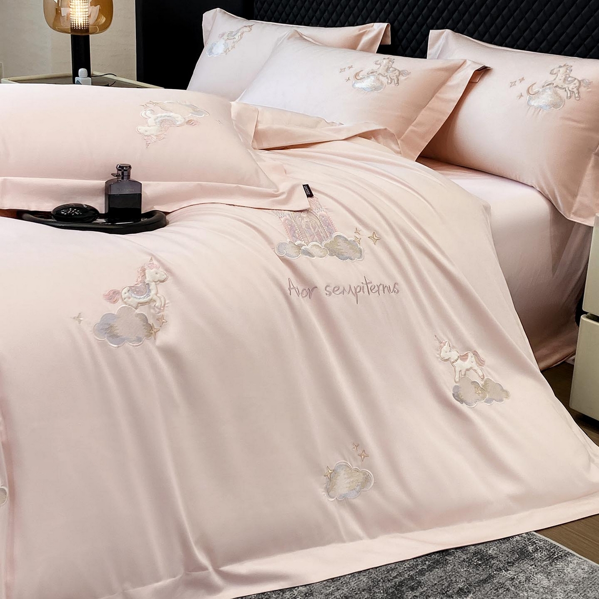 91家纺网 家纺一手货源 找家纺 春夏新品A类长绒棉纯棉四件套100全棉重工刺绣被套床单床笠纯色高端轻奢床上用品 城堡小马-颜粉