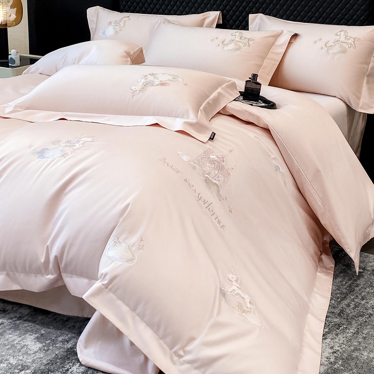 91家纺网 家纺一手货源 找家纺 春夏新品A类长绒棉纯棉四件套100全棉重工刺绣被套床单床笠纯色高端轻奢床上用品 城堡小马-颜粉