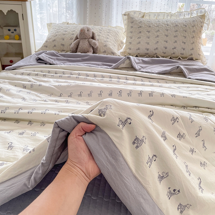 91家纺网 家纺一手货源 找家纺 艺慕家纺 2026新款直播热款古法仿棉AB版水洗棉印花双层蕾丝花边夏被床盖四件套 AB版-斑马乐园