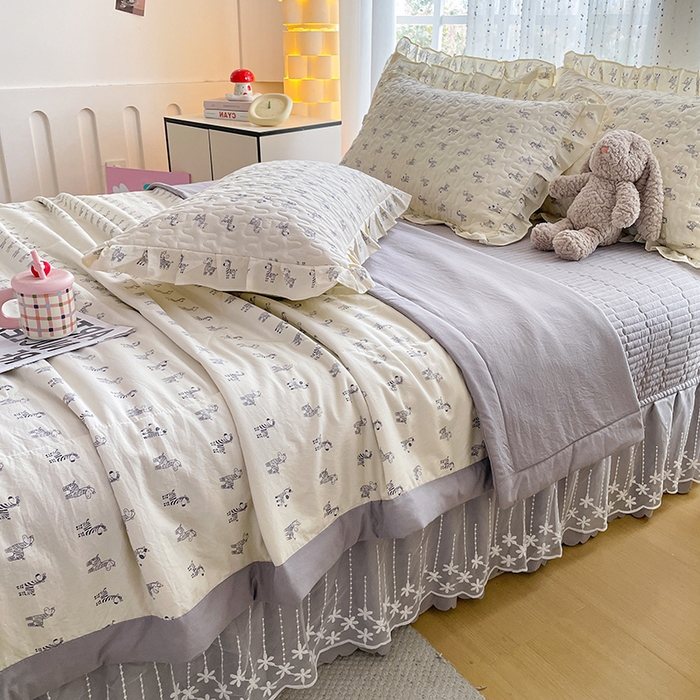 91家纺网 家纺一手货源 找家纺 艺慕家纺 2026新款直播热款古法仿棉AB版水洗棉印花双层蕾丝花边夏被床盖四件套 AB版-斑马乐园